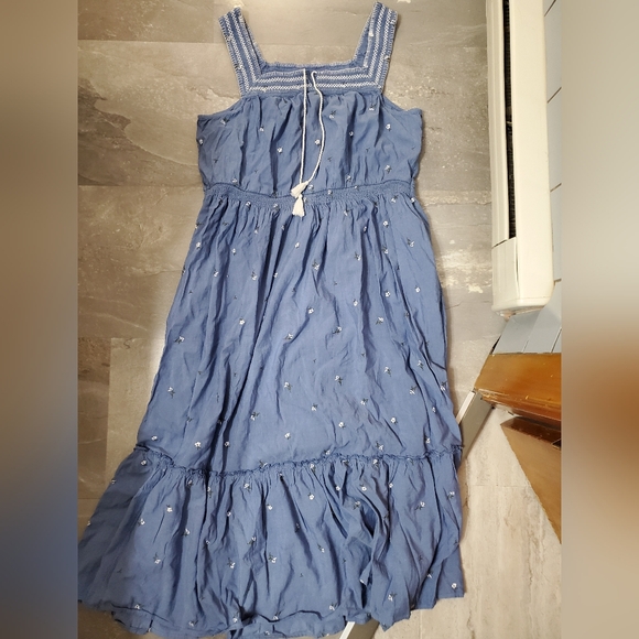 Old Navy Sleeveless Tiered Dress. Embroidered Flowers. White, Blue. Square Neck. - Picture 2 of 10